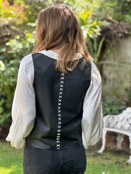 Gilet Sofía de cuero color negro detalle - Paula Márquez