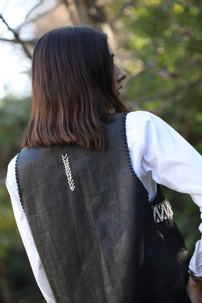 Gilet Jacinta de cuero color negro detalle - Paula Márquez