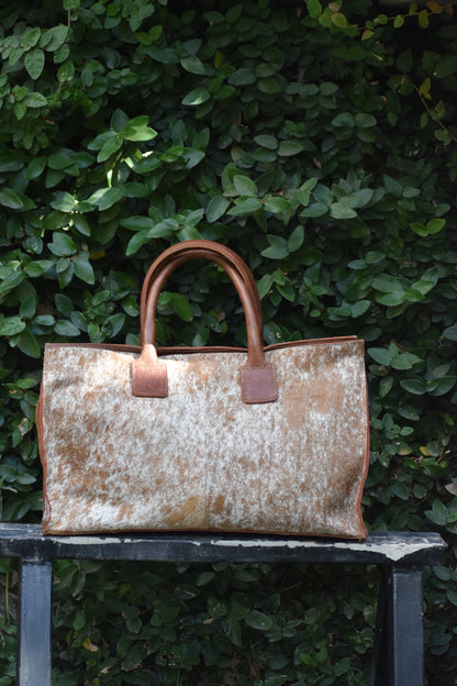 Cartera Ámbar de cuero color camel detalle - Paula Márquez