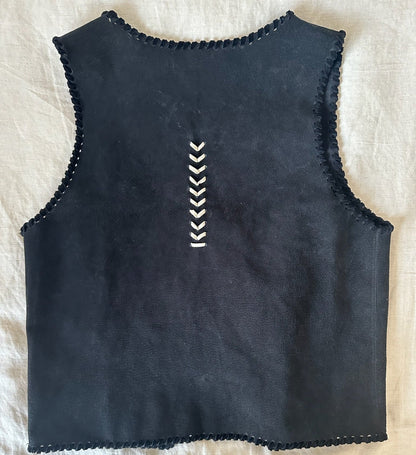 Gilet Pepa de cuero color negro detalle - Paula Márquez
