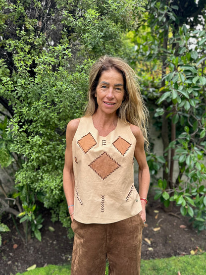 Top Cuero Antu color beige detalle - Paula Márquez