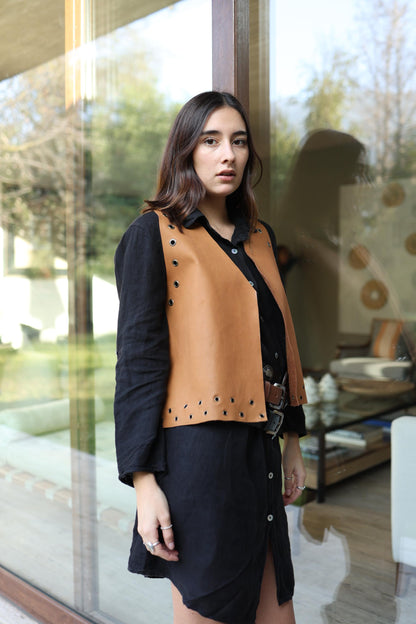 Gilet Pia de cuero color camel - Paula Márquez