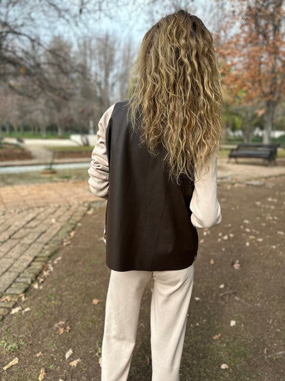 Chaqueta de cuero sin mangas café Valentina detalle - Paula Márquez