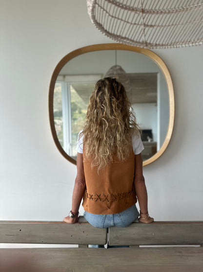 Gilet Olivia de gamuza color camel detalle - Paula Márquez