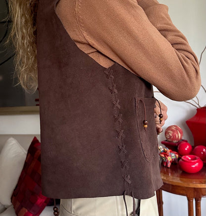Gilet Margarita de gamuza color café detalle - Paula Márquez