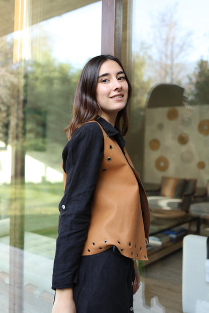 Gilet Pia de cuero color camel detalle - Paula Márquez