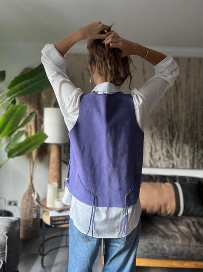 Gilet Carola de cuero color jacinto detalle - Paula Márquez
