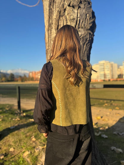 Gilet Sofía de cuero color verde detalle - Paula Márquez