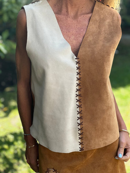 Top Gamuza Pilo color camel detalle - Paula Márquez