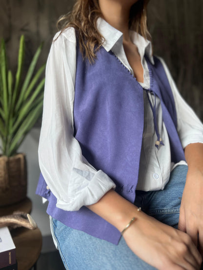 Gilet Carola de cuero color jacinto detalle - Paula Márquez