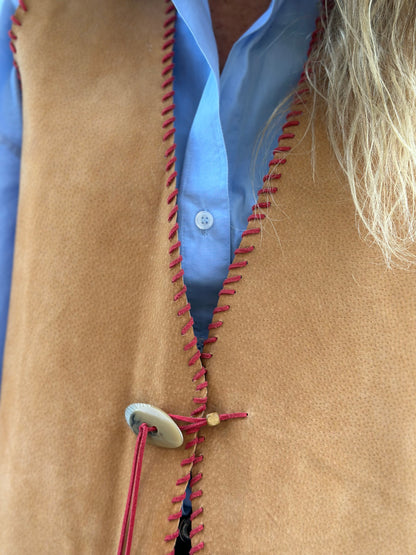 Chaqueta de cuero sin mangas camel Berni detalle - Paula Márquez
