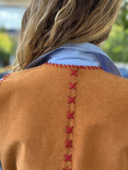 Chaqueta de cuero sin mangas camel Berni detalle - Paula Márquez