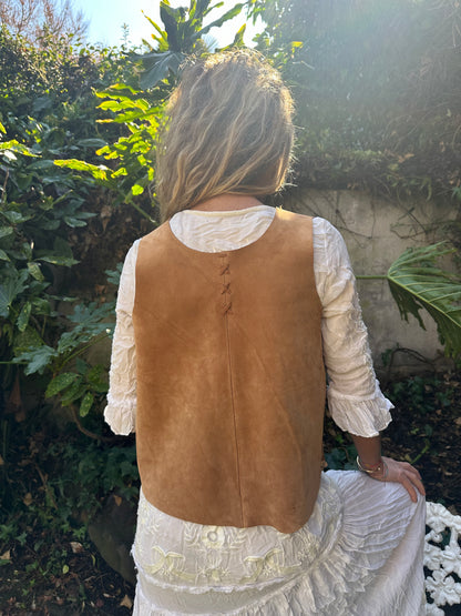 Top Gamuza Amalia color camel detalle - Paula Márquez