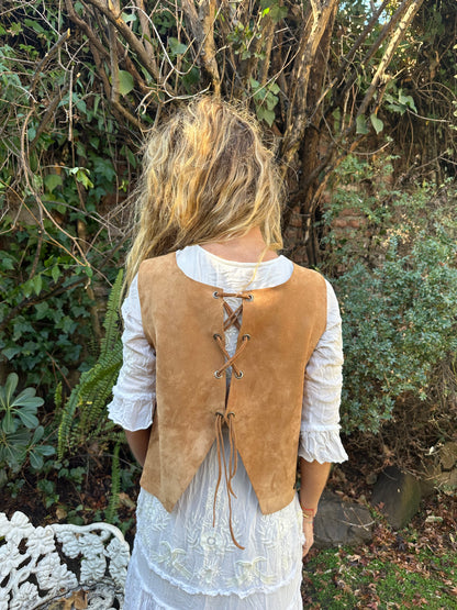 Top Gamuza Amalia color camel detalle - Paula Márquez