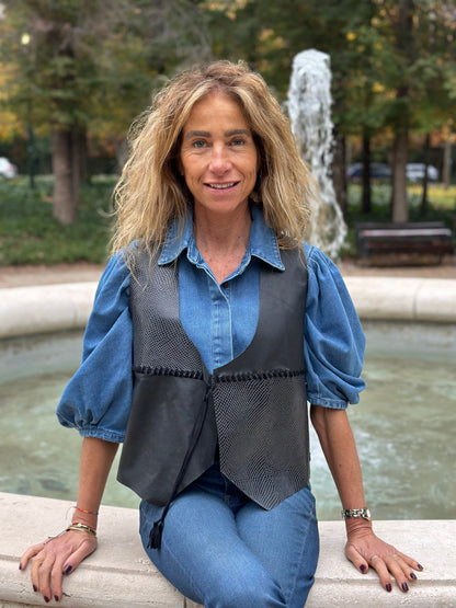 Gilet Carola de cuero color gris detalle - Paula Márquez