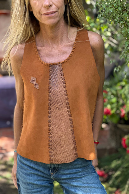Top cuero Camila color Camel detalle - Paula Márquez