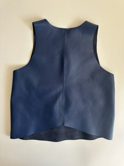 Top Cuero Lucía color azul detalle - Paula Márquez
