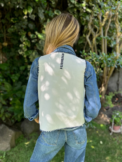 Gilet Jacinta de cuero color blanco detalle - Paula Márquez