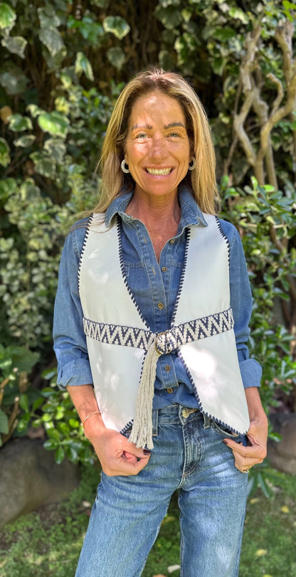 Gilet Jacinta de cuero color blanco detalle - Paula Márquez