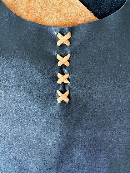 Top Gamuza Martina color camel detalle - Paula Márquez