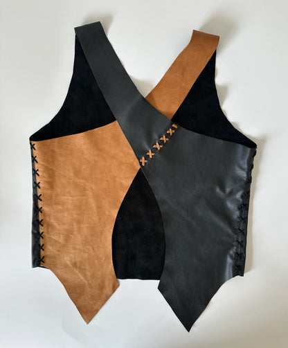 Top Gamuza Martina color camel detalle - Paula Márquez