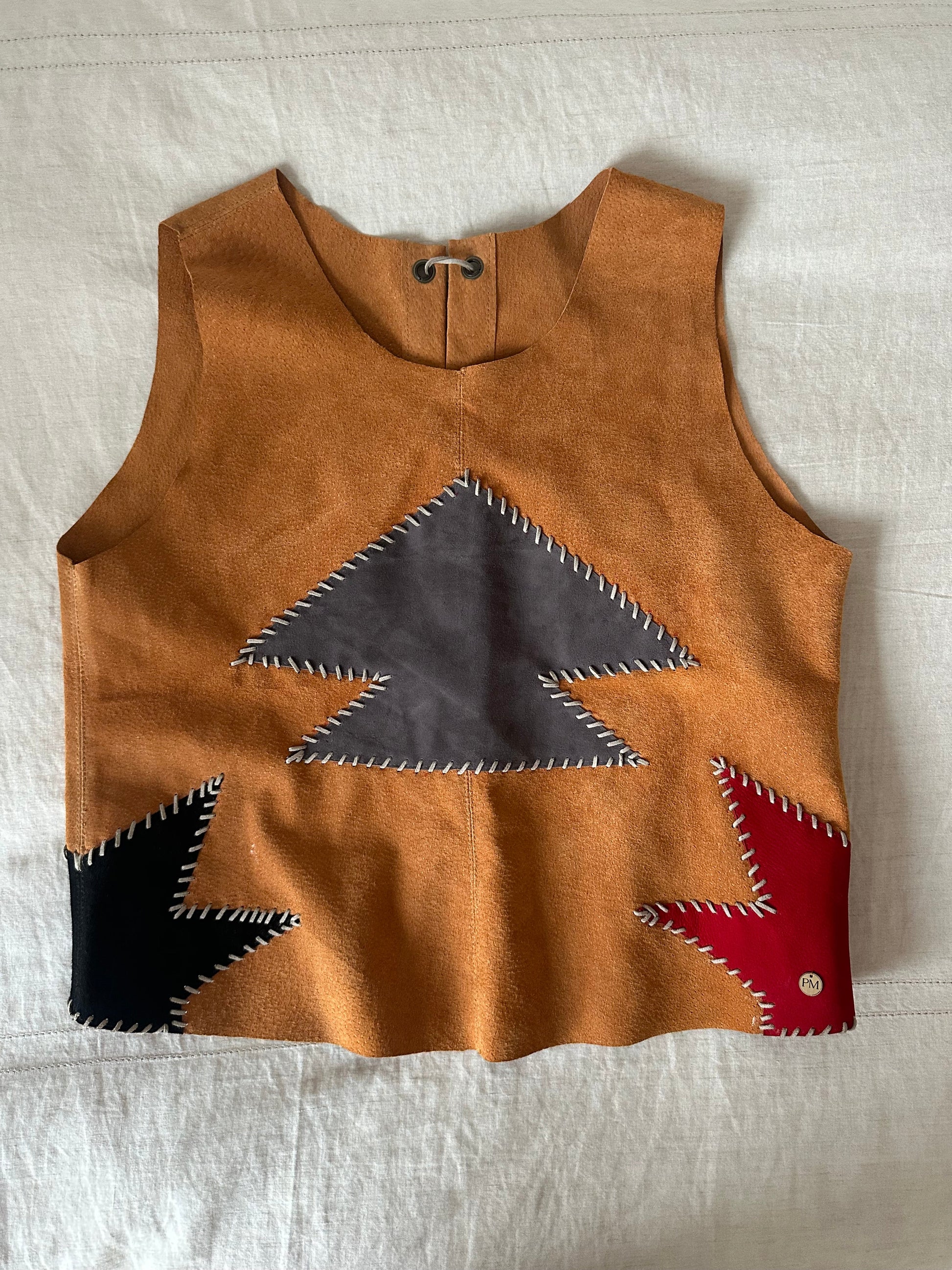 Top Cuero Antu color Camel detalle - Paula Márquez