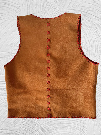 Gilet Pepa de cuero color camel detalle - Paula Márquez