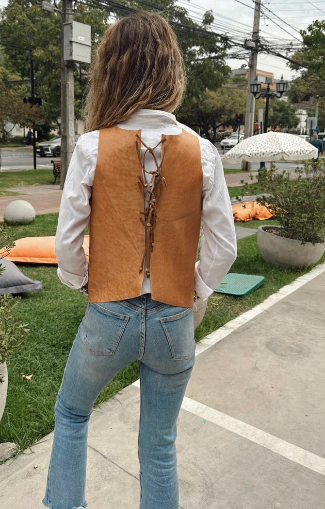 Top Gamuza Amalia color Camel oscuro detalle - Paula Márquez