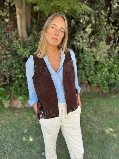 Gilet Western de gamuza color café detalle - Paula Márquez