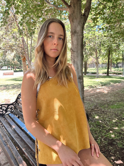 Top Gamuza Julieta color amarillo detalle - Paula Márquez