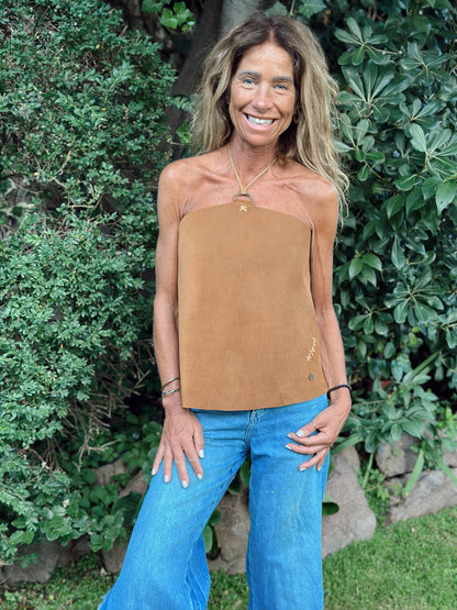 Top Gamuza Magdalena color Camel detalle - Paula Márquez