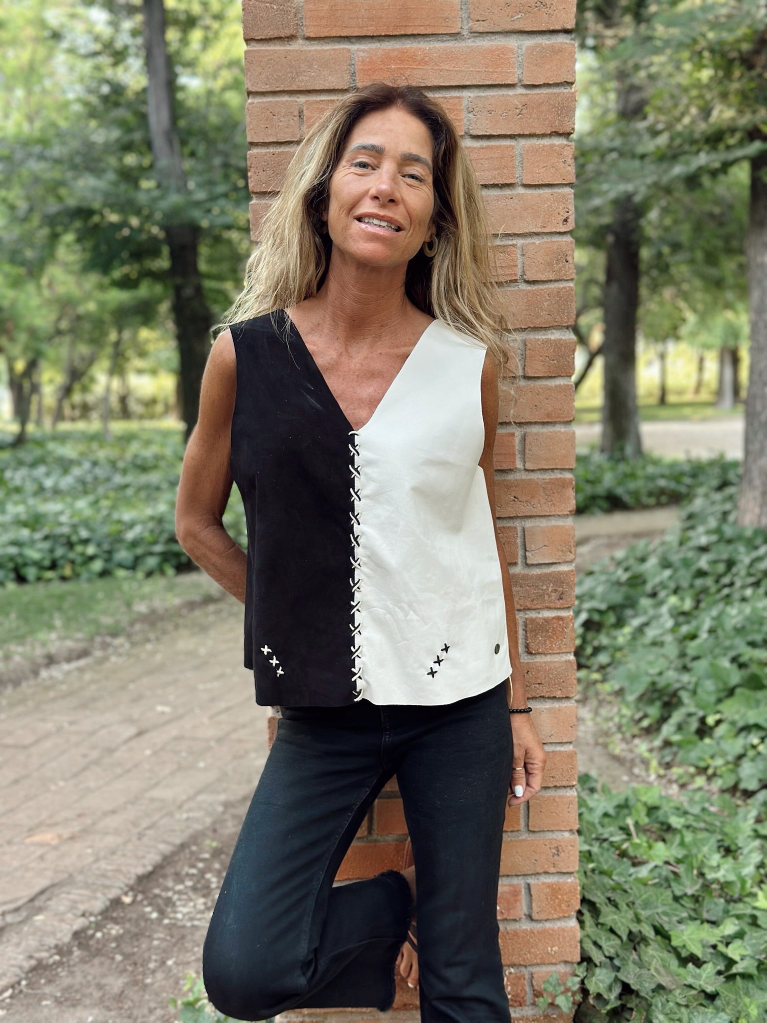 Top Gamuza Pilo color Negro detalle - Paula Márquez