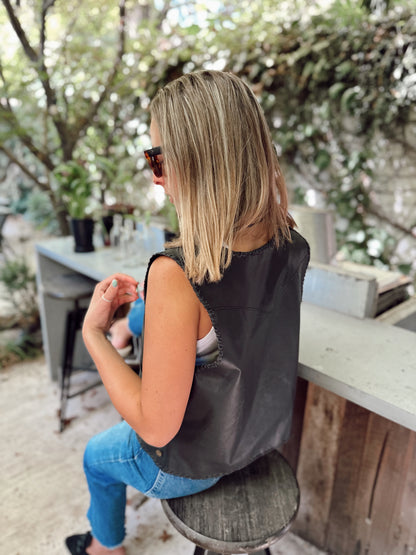 Gilet Magnolia de cuero color negro detalle - Paula Márquez