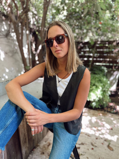 Gilet Magnolia de cuero color negro detalle - Paula Márquez
