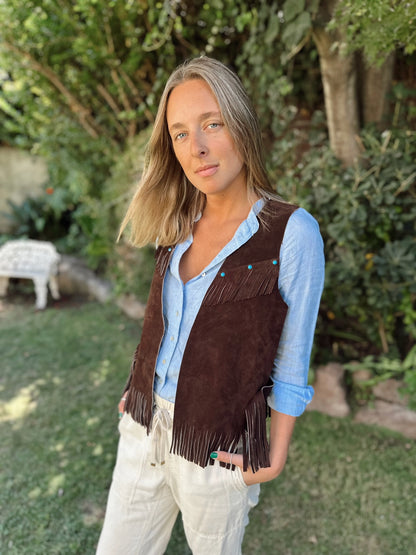 Gilet Western de gamuza color café detalle - Paula Márquez
