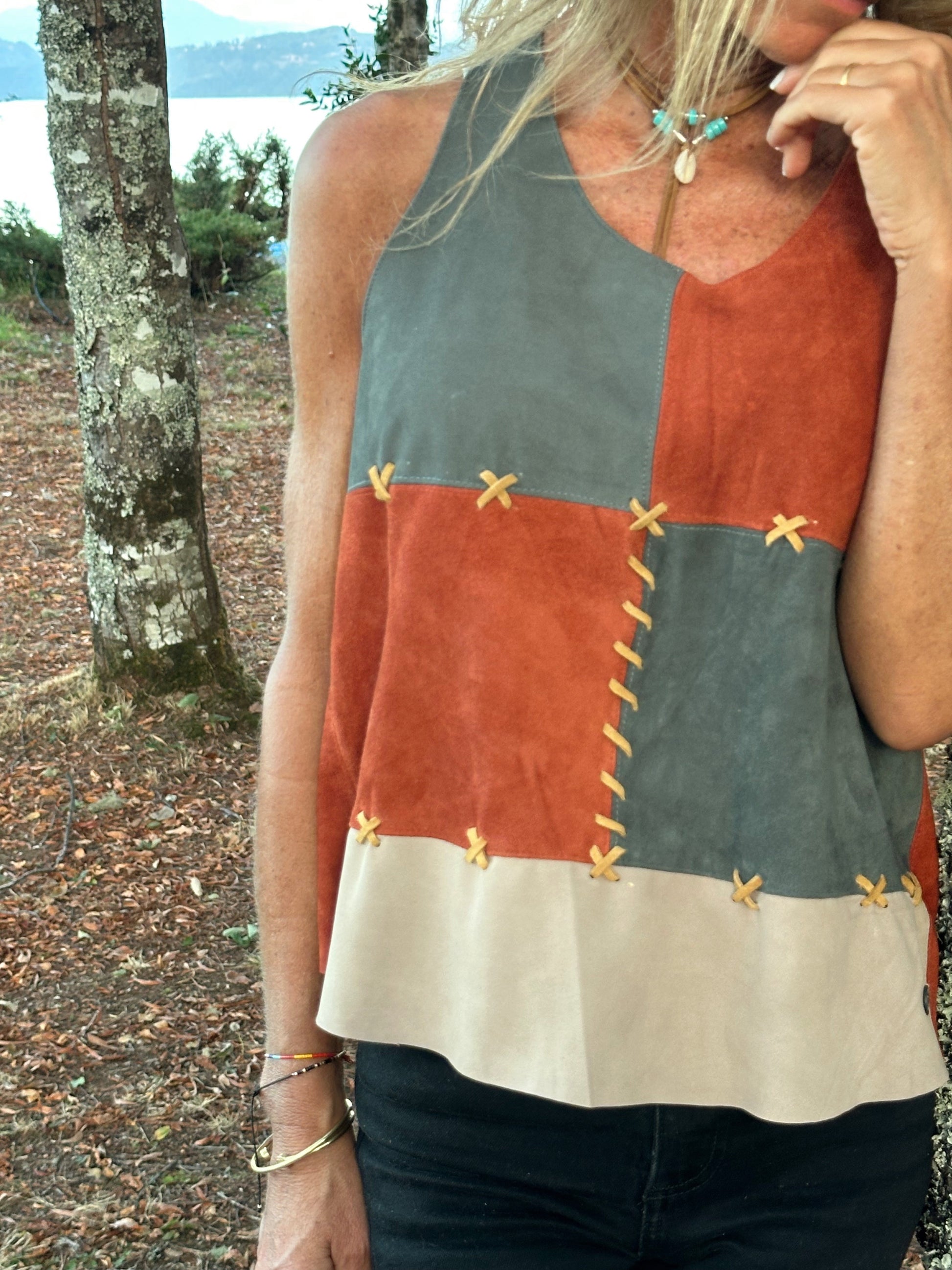 Top gamuza Alicia color Verde detalle - Paula Márquez