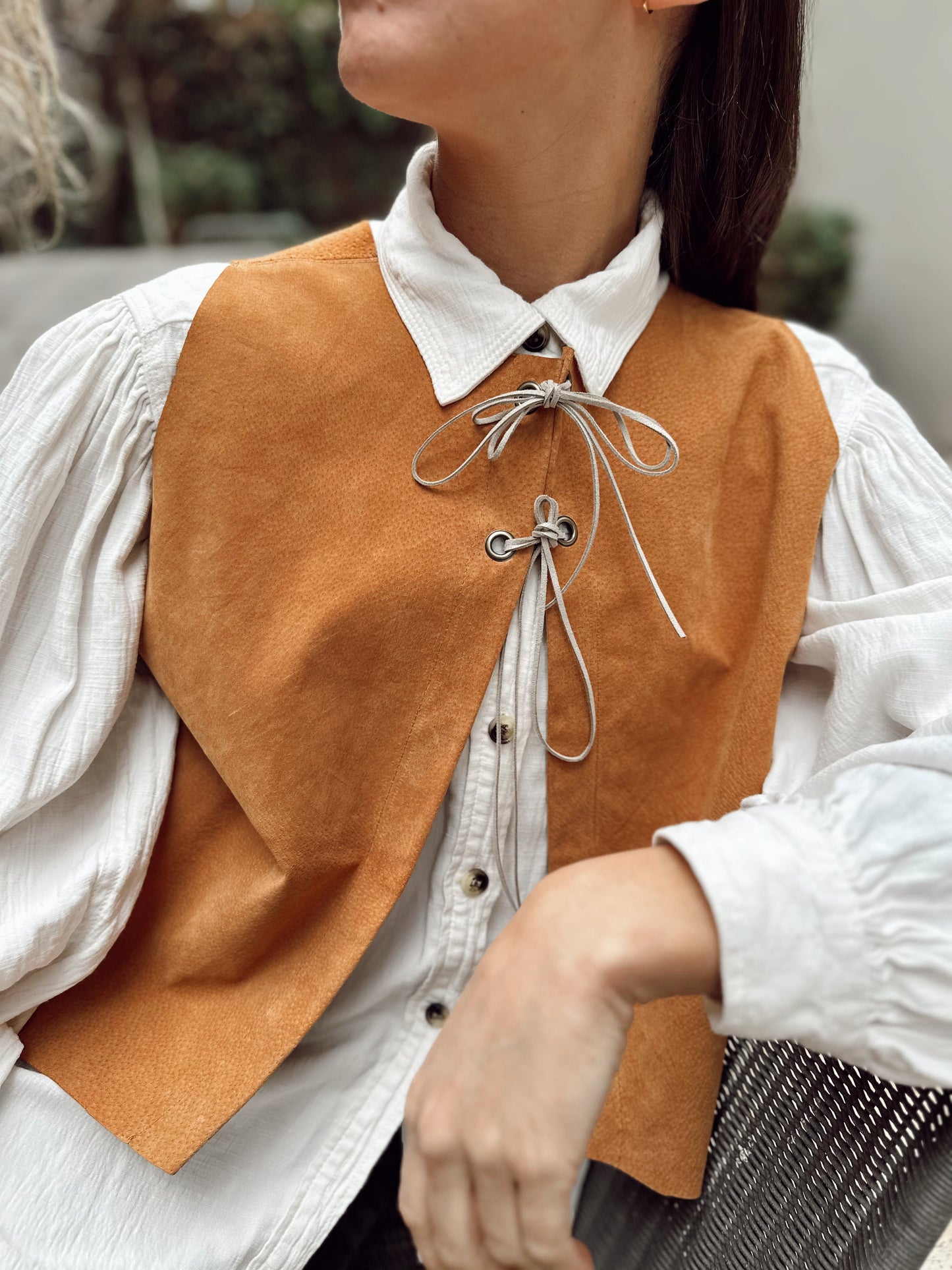 Top Cuero Antu color Camel detalle - Paula Márquez