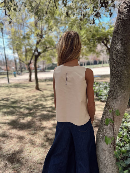 Top Cuero Antu color blanco detalle - Paula Márquez