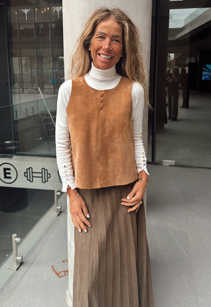 Top Gamuza Amalia color camel detalle - Paula Márquez