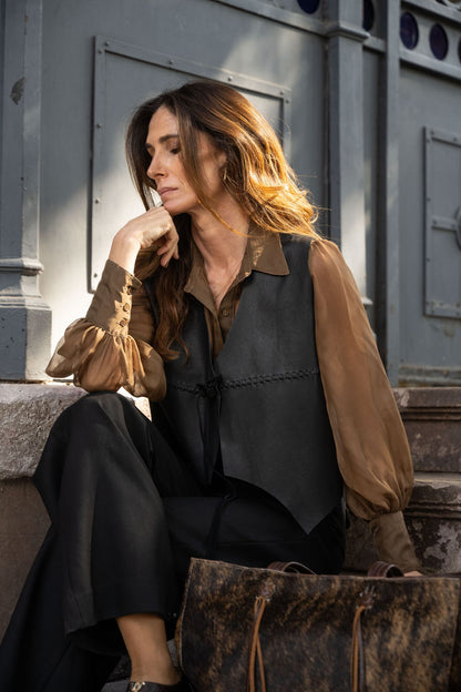Gilet Carola de cuero color negro detalle - Paula Márquez