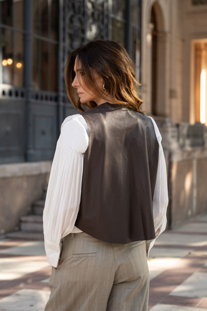 Gilet Carola de cuero color café detalle - Paula Márquez