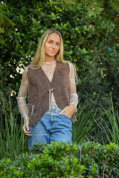 Gilet Margarita de gamuza color chocolate - Paula Márquez