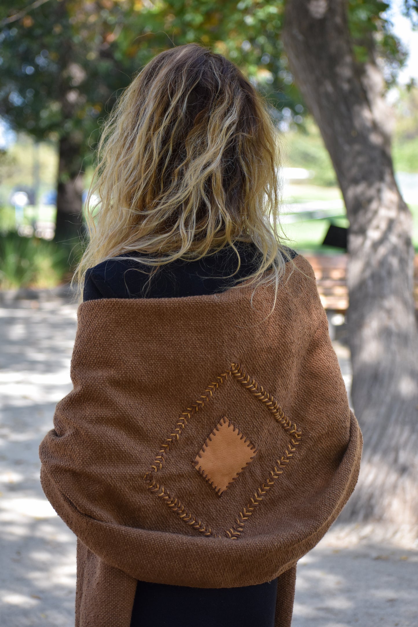 Echarpe 100 lana con aplicaciones de gamuza para mujer